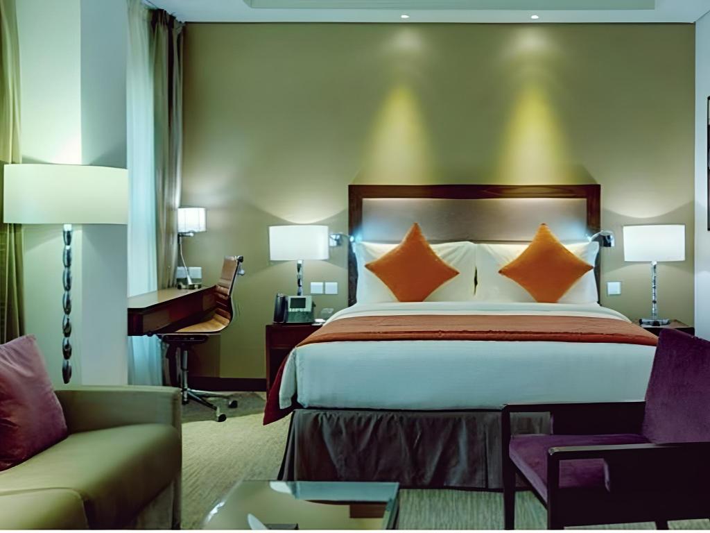 Chambre lit king-size de l'hôtel Crown Plaza à Médine
