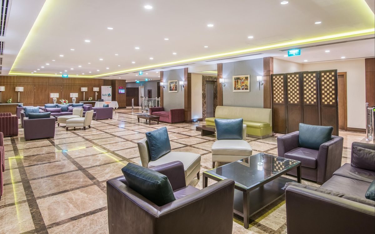 Salon lounge de l'hôtel Crown Plaza à Médine