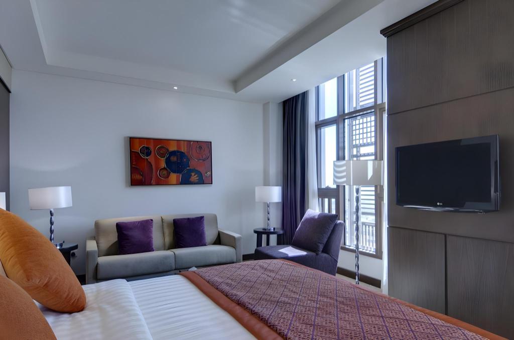 Chambre avec grandes fenêtres de l'hôtel Crown Plaza à Médine